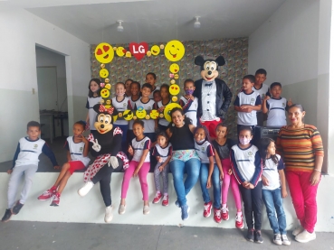 Foto 50: Trio Elétrico e personagens visitam Escolas e Creches municipais em comemoração à semana das crianças