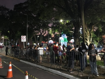 Foto 30: Mais uma grande atração: Carreta da alegria atrai centenas de pessoas