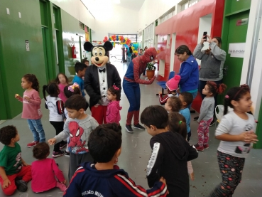 Foto 25: Trio Elétrico e personagens visitam Escolas e Creches municipais em comemoração à semana das crianças