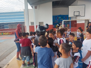 Foto 60: Trio Elétrico e personagens visitam Escolas e Creches municipais em comemoração à semana das crianças