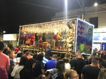 Foto 2: Um Natal inesquecível! Carreta de Natal: pela primeira vez em Quatá