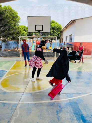 Foto 63: Trio Elétrico e personagens visitam Escolas e Creches municipais em comemoração à semana das crianças