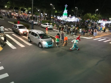 Foto 32: Mais uma grande atração: Carreta da alegria atrai centenas de pessoas