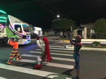 Foto 25: Mais uma grande atração: Carreta da alegria atrai centenas de pessoas