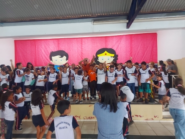 Foto 34: Trio Elétrico e personagens visitam Escolas e Creches municipais em comemoração à semana das crianças