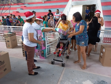 Foto 51: Papai Noel, Patati & Patatá alegram a entrega de presentes de Natal