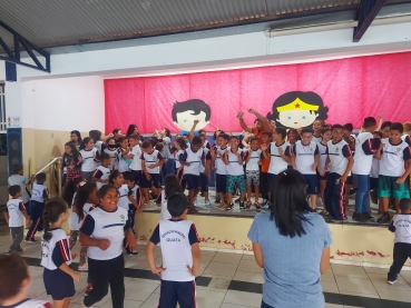 Foto 33: Trio Elétrico e personagens visitam Escolas e Creches municipais em comemoração à semana das crianças