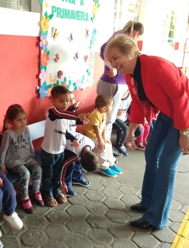 Foto 15: Trio Elétrico e personagens visitam Escolas e Creches municipais em comemoração à semana das crianças