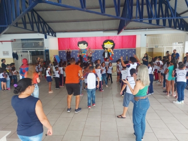 Foto 39: Trio Elétrico e personagens visitam Escolas e Creches municipais em comemoração à semana das crianças