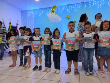 Foto 42: Encanto e Beleza marcaram a noite de Formatura da Educação Infantil Municipal de Quatá