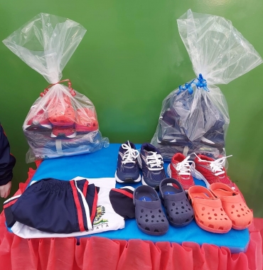 Foto 3: Novos uniformes de inverno e calçados são entregues para os alunos da Rede Municipal de Quatá