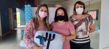 Foto 45: Entrega de Kit de enxoval de bebê para as futuras mamães atendidas pelos programas do CRAS