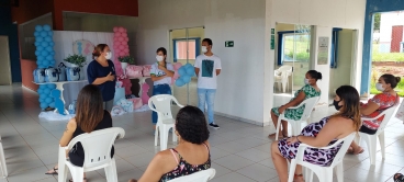 Foto 79: Entrega de Kit de enxoval de bebê para as futuras mamães atendidas pelos programas do CRAS