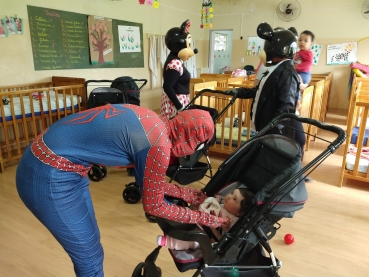 Foto 16: Trio Elétrico e personagens visitam Escolas e Creches municipais em comemoração à semana das crianças