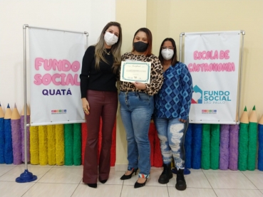 Foto 4: Entrega de certificados dos Cursos de Panificação e Maquiagem