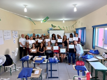 Foto 5: Quataenses recebem certificado de conclusão pelo Programa Meu Emprego: Trabalho em Equipe