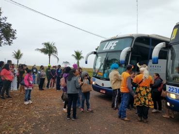 Foto 103: Grupo atendido pelo CRAS participa de passeio em Hotel Fazenda