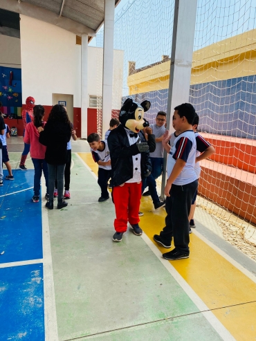 Foto 71: Trio Elétrico e personagens visitam Escolas e Creches municipais em comemoração à semana das crianças