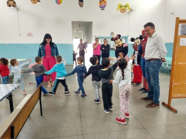 Foto 32: Trio Elétrico e personagens visitam Escolas e Creches municipais em comemoração à semana das crianças