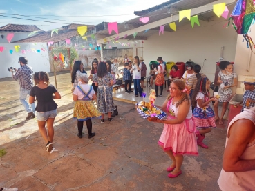 Foto 32: Quadrilha anima Festa Julina do Centro Comunitário