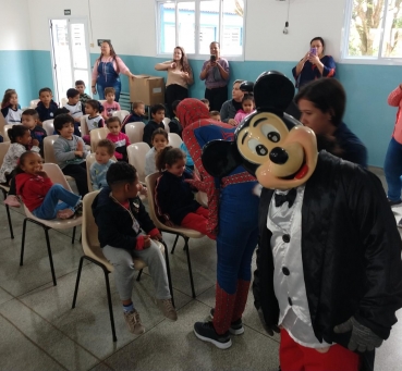 Foto 31: Trio Elétrico e personagens visitam Escolas e Creches municipais em comemoração à semana das crianças
