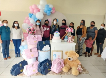 Foto 14: Entrega de Kit de enxoval de bebê para as futuras mamães atendidas pelos programas do CRAS