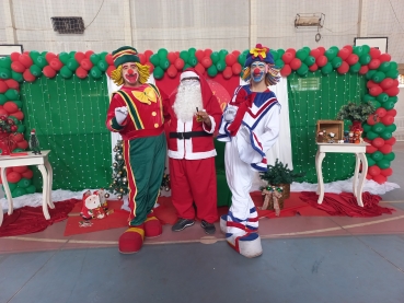 Foto 31: Papai Noel, Patati & Patatá alegram a entrega de presentes de Natal