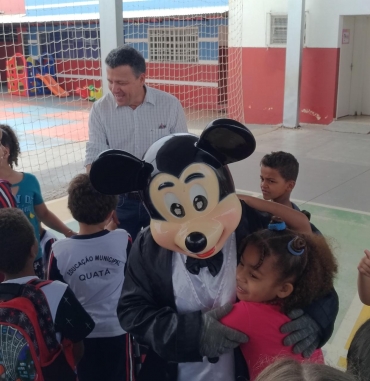Foto 17: Trio Elétrico e personagens visitam Escolas e Creches municipais em comemoração à semana das crianças