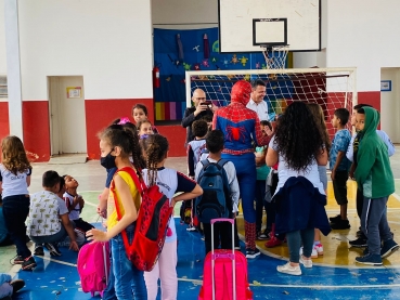 Foto 73: Trio Elétrico e personagens visitam Escolas e Creches municipais em comemoração à semana das crianças