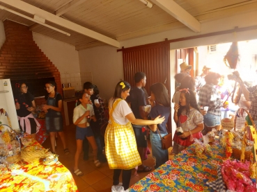 Foto 33: Quadrilha anima Festa Julina do Centro Comunitário