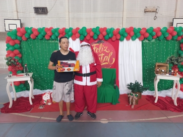 Foto 4: Papai Noel, Patati & Patatá alegram a entrega de presentes de Natal