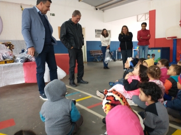 Foto 16: Novos uniformes de inverno e calçados são entregues para os alunos da Rede Municipal de Quatá