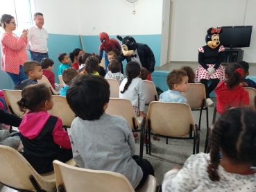 Foto 30: Trio Elétrico e personagens visitam Escolas e Creches municipais em comemoração à semana das crianças