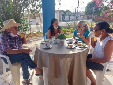 Notícia Avós saboreiam delicioso chá e café da manhã