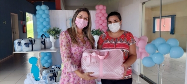 Foto 84: Entrega de Kit de enxoval de bebê para as futuras mamães atendidas pelos programas do CRAS