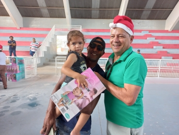 Foto 39: Papai Noel, Patati & Patatá alegram a entrega de presentes de Natal