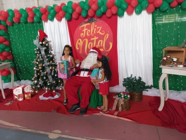 Foto 3: Papai Noel, Patati & Patatá alegram a entrega de presentes de Natal