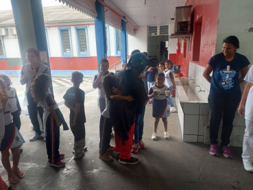 Foto 54: Trio Elétrico e personagens visitam Escolas e Creches municipais em comemoração à semana das crianças