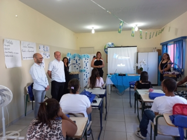 Foto 6: Quataenses recebem certificado de conclusão pelo Programa Meu Emprego: Trabalho em Equipe