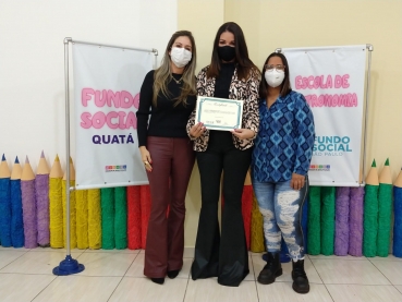 Foto 3: Entrega de certificados dos Cursos de Panificação e Maquiagem