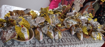 Foto 48: Ainda sobre a Páscoa.....Prefeitura realiza entrega de chocolates 
