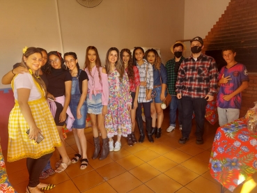 Foto 17: Quadrilha anima Festa Julina do Centro Comunitário