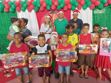 Foto 52: Papai Noel, Patati & Patatá alegram a entrega de presentes de Natal