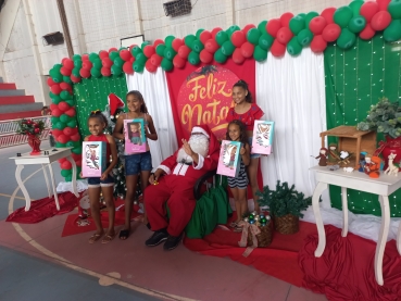 Foto 38: Papai Noel, Patati & Patatá alegram a entrega de presentes de Natal