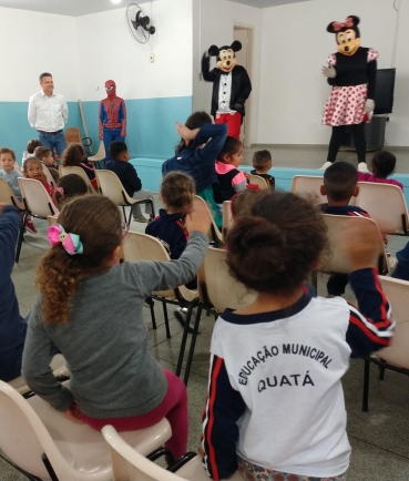 Foto 29: Trio Elétrico e personagens visitam Escolas e Creches municipais em comemoração à semana das crianças