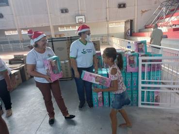 Foto 17: Papai Noel, Patati & Patatá alegram a entrega de presentes de Natal