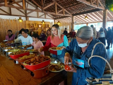 Foto 47: Grupo atendido pelo CRAS participa de passeio em Hotel Fazenda