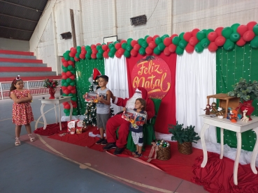 Foto 5: Papai Noel, Patati & Patatá alegram a entrega de presentes de Natal