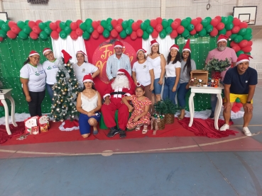 Foto 1: Papai Noel, Patati & Patatá alegram a entrega de presentes de Natal