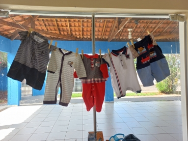Foto 10: Cras realiza entrega de Kit de enxoval e monta varal solidário com roupas infantis